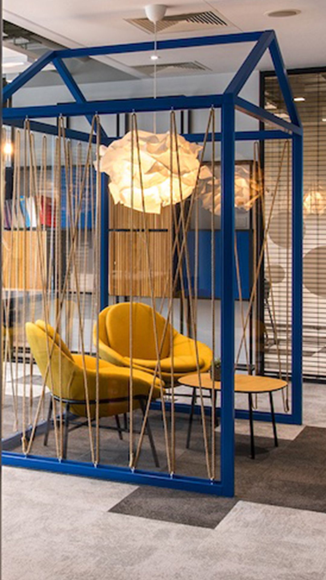 Kreativa – projekt wnętrz biura Hasbro w Warszawie, phone booth, meeting point w open space 