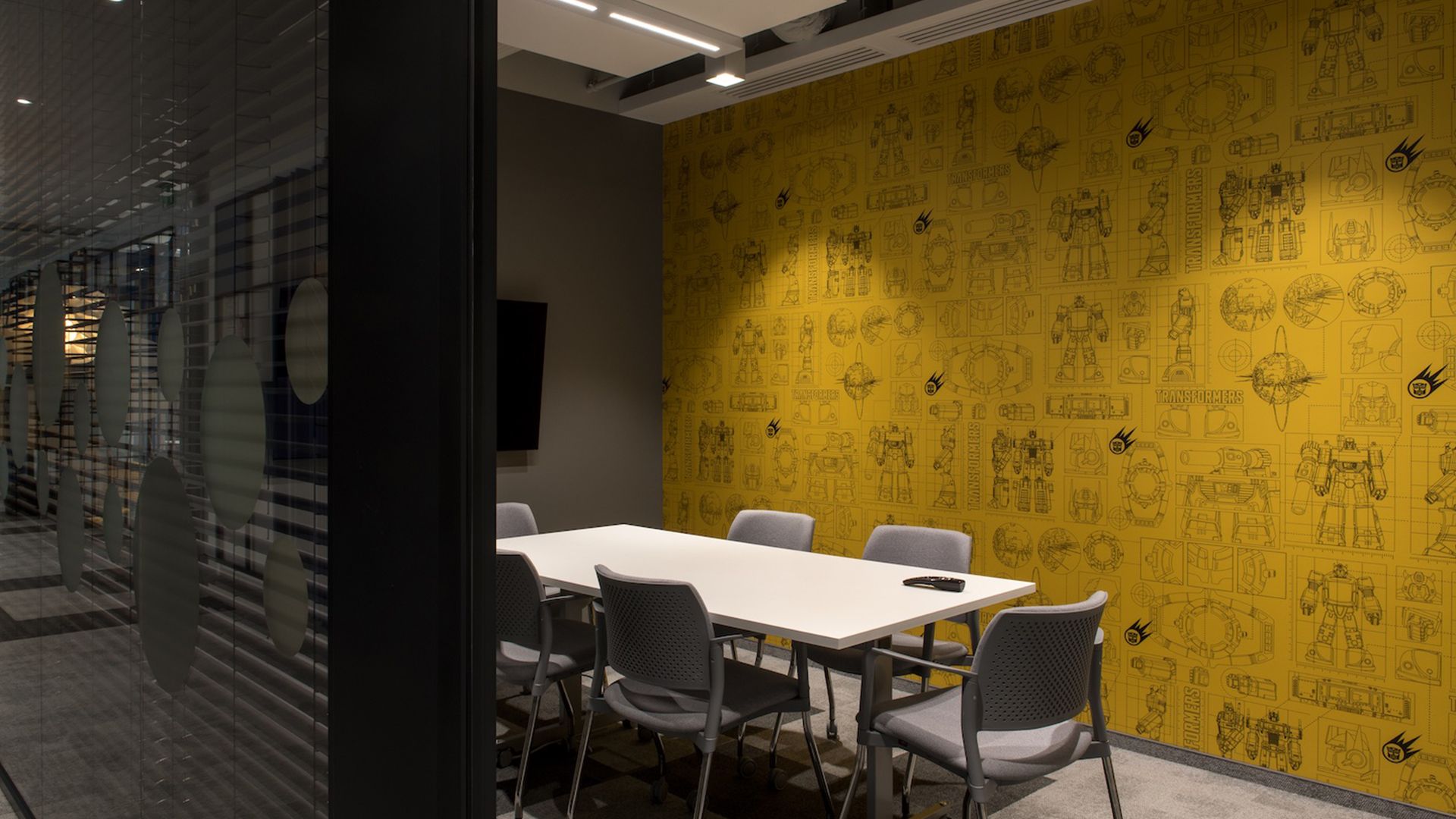 Kreativa – projekt wnętrz biura Hasbro w Warszawie, strefa spotkań w open space