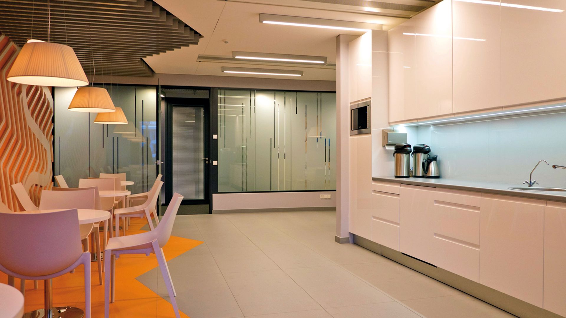 Kreativa – projekt wnętrz biura Adidas w Warszawie, jadalnia z aneksem kuchennym