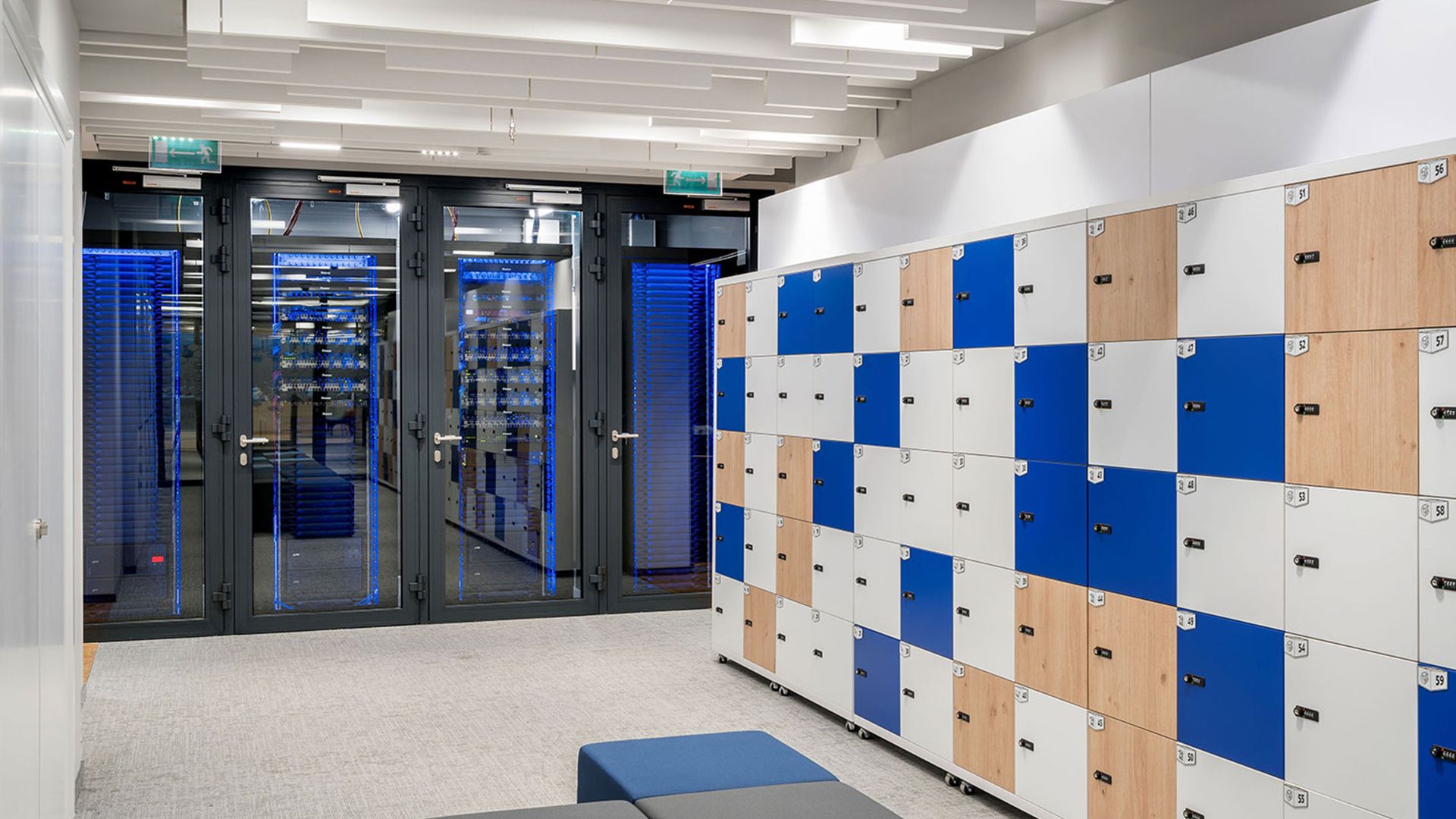 Kreativa – projekt wnętrz biura u klienta poufnego w Warszawie, lockersy i pomieszczenie techniczne