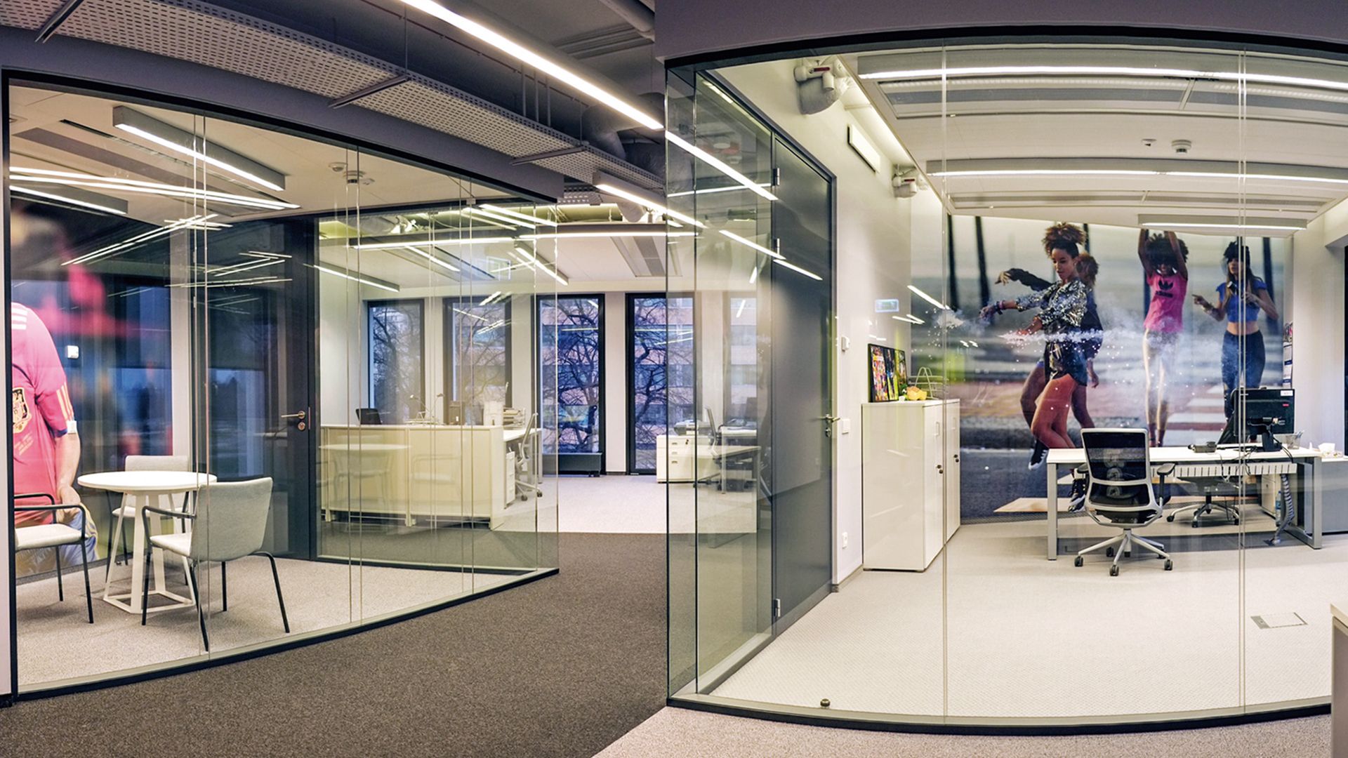 Kreativa – projekt wnętrz biura Adidas w Warszawie, widok na miejsca do spotkań